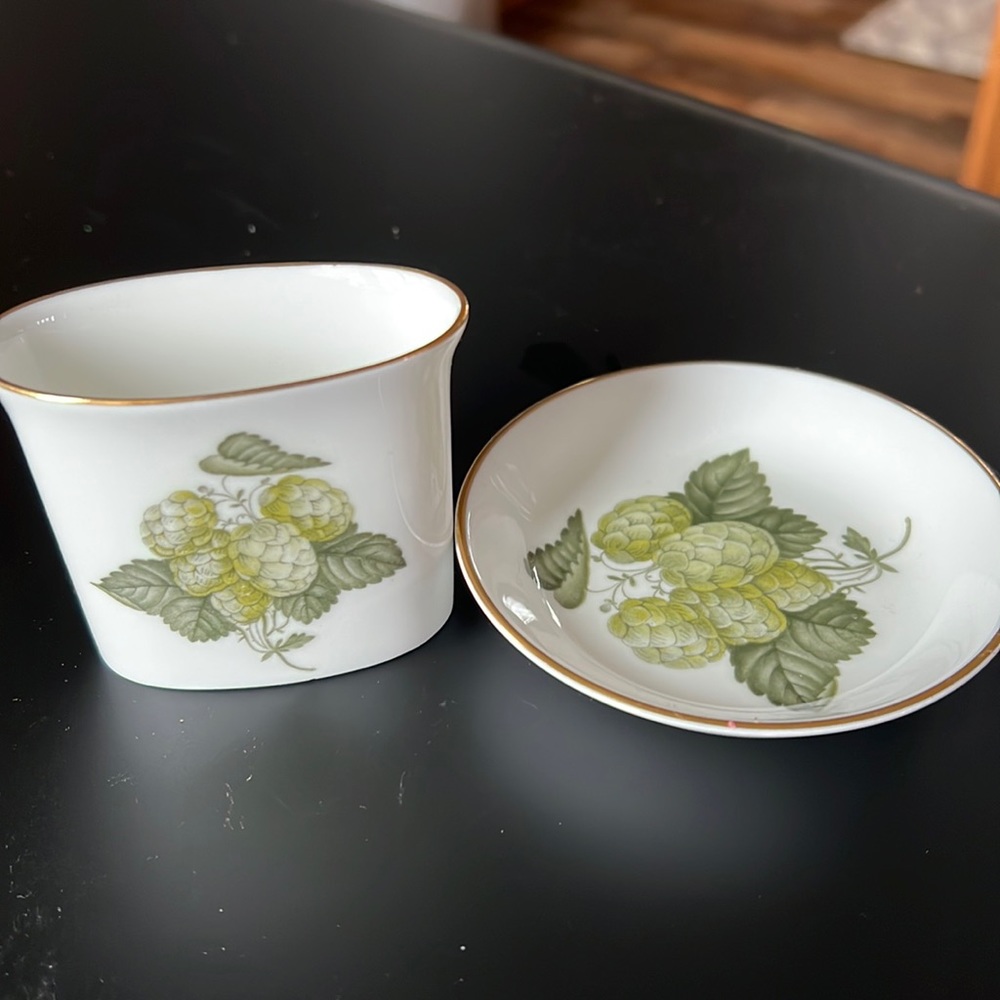 The Worcester Hop 1965 Fine Bone China Vase and Plate.